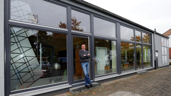 Dirk Goebel vor der Tischlerei in Dortmund