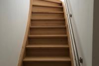 Holztreppe mit Edelstahlgeländer