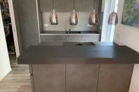 Moderne Küche grau mit freistehender Kochfläche