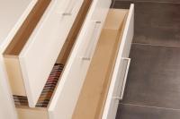 Massive Schubladen bei Sideboard in weiß