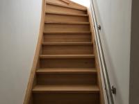 Holztreppe mit Edelstahlgeländer