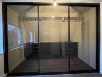 Begehbarer Kleiderschrank mit Glasschiebetür