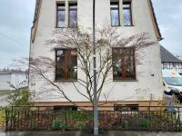Holzfenster mit dunkelbrauner Farblasur