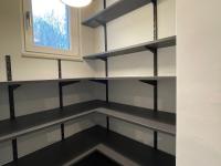Regale in begehbarem Kleiderschrank