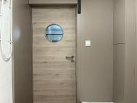 Innentür mit Holzstruktur und kreisförmigem Glasauschnitt