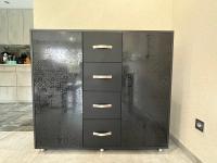 Sideboard mit Glastüren und Schubladen