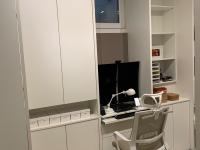 Homeoffice-Arbeitsplatz in Schrank integriert