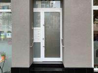 Glashaustür weiß mit Briefkastenanlage und Oberlicht mit Hausnummer