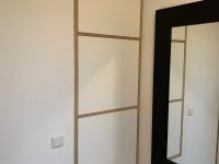 In die Wand integrierter Schrank