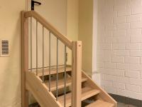 Kleine Holztreppe mit Geländer