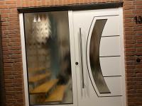Aluminium-Haustür weiß mit großem Glas-Seitenteil