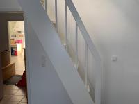 Steile weisse Holztreppe