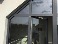 Fenster grau in Dachschräge, noch mit Schutzfolie