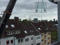 Glastransport in ein Dachgeschoß