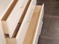 Massive Schubladen bei Sideboard in weiß 