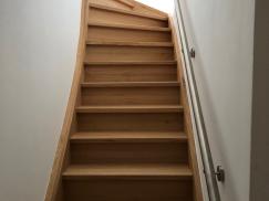 Holztreppe mit Edelstahlgeländer