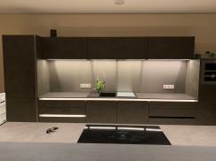 Großzügige Küchenzeile grau mit atmosphärischer LED-Beleuchtung