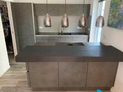 Moderne Küche grau mit freistehender Kochfläche