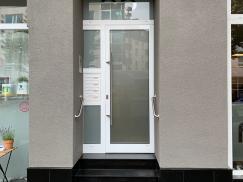 Glashaustür weiß mit Briefkastenanlage und Oberlicht mit Hausnummer