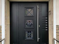 Schwarze Haustür aus Aluminium mit Briefkastenanlage