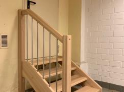 Kleine Holztreppe mit Geländer
