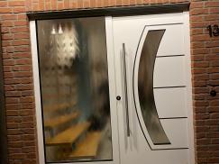 Aluminium-Haustür weiß mit großem Glas-Seitenteil