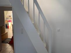 Steile weisse Holztreppe