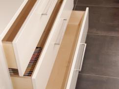 Massive Schubladen bei Sideboard in weiß 