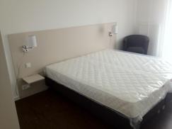 Rückwände und Möbel für Hotelbetten