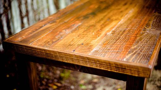 Holztisch mit verkratzter Oberfläche