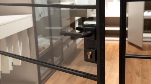 Glas Innentür mit schwarzem Rahmen