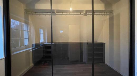 Begehbarer Kleiderschrank mit Glasschiebetür