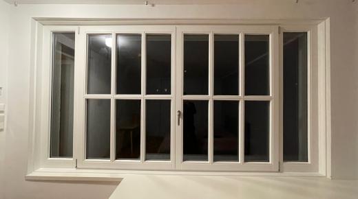 Sprossenfenster aus Holz mit seitlichen Festverglasungen