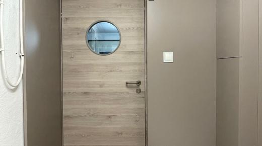 Innentür mit Holzstruktur und kreisförmigem Glasauschnitt
