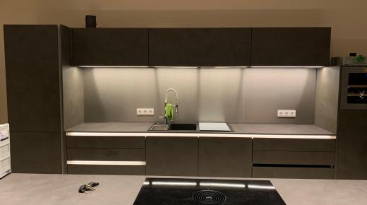 Großzügige Küchenzeile grau mit atmosphärischer LED-Beleuchtung