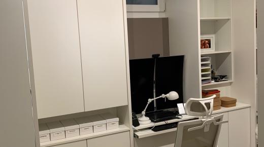 Homeoffice-Arbeitsplatz in Schrank integriert