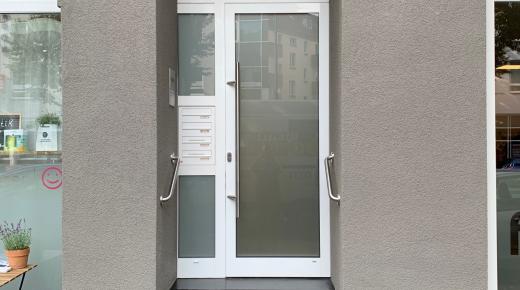 Glashaustür weiß mit Briefkastenanlage und Oberlicht mit Hausnummer