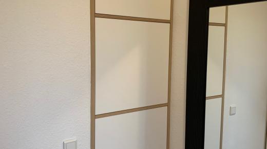 In die Wand integrierter Schrank