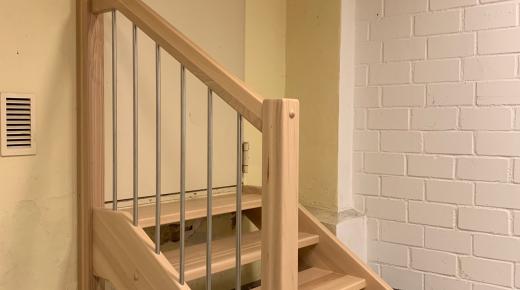 Kleine Holztreppe mit Geländer
