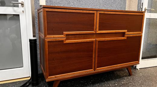 Sideboard maßgefertigt aus Massivholz
