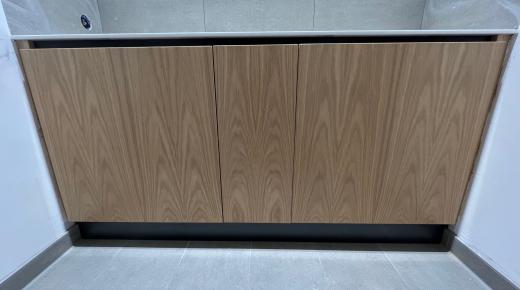 Waschtischunterschrank mit Holzfurnieroberfläche