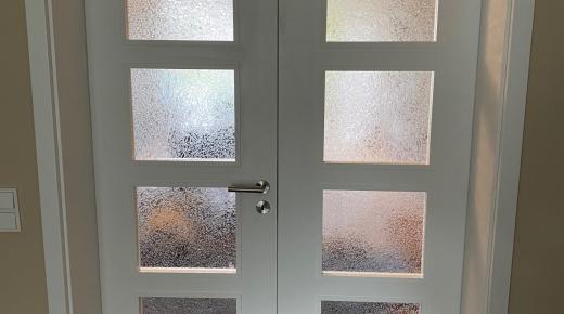 Zweiflügelige Innentür mit Glasausschnitten geschlossen
