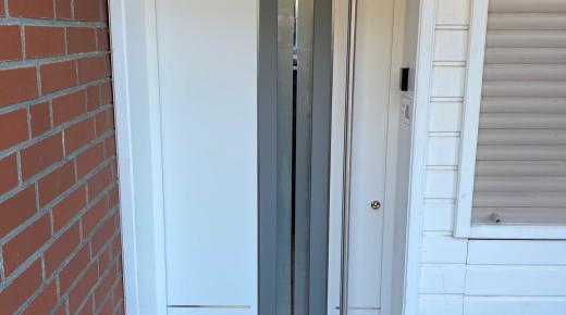 Aluminium-Haustür weiß mit schmalem Lichtausschnitt