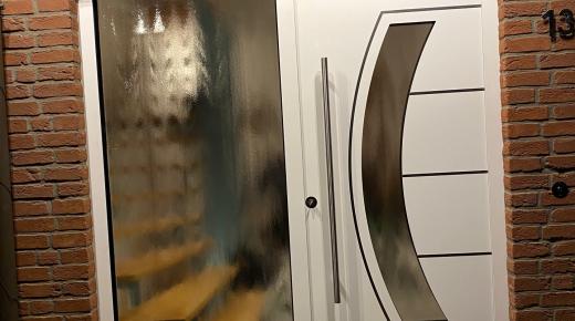 Aluminium-Haustür weiß mit großem Glas-Seitenteil