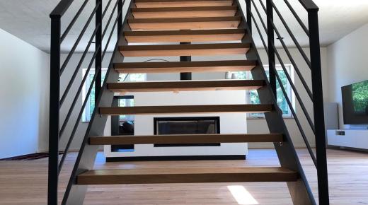 Stahltreppe schwarz mit Holzbelag