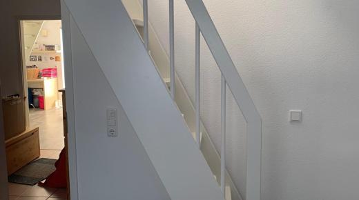 Steile weisse Holztreppe