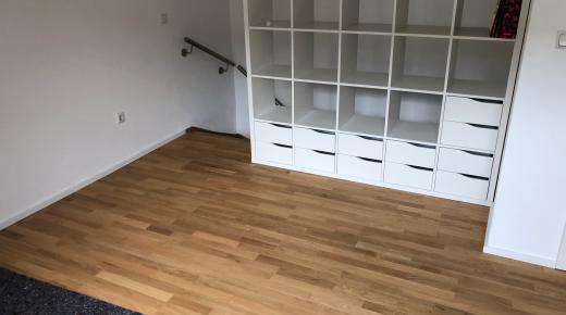 Bücherregal an Treppenaufgang
