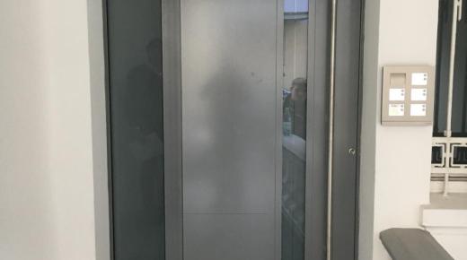 Haustür mit Seitenteil, grau, außen flächenbündig