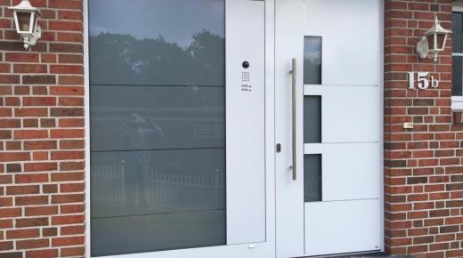 Haustür mit Sprechanlage und Videoüberwachung