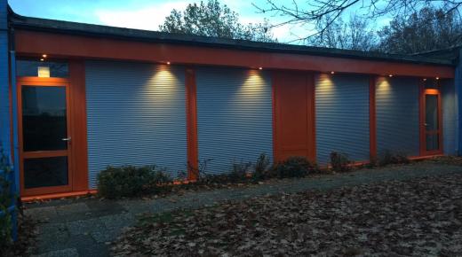 Fenster und Türen aus Aluminium in orange, gewerblich